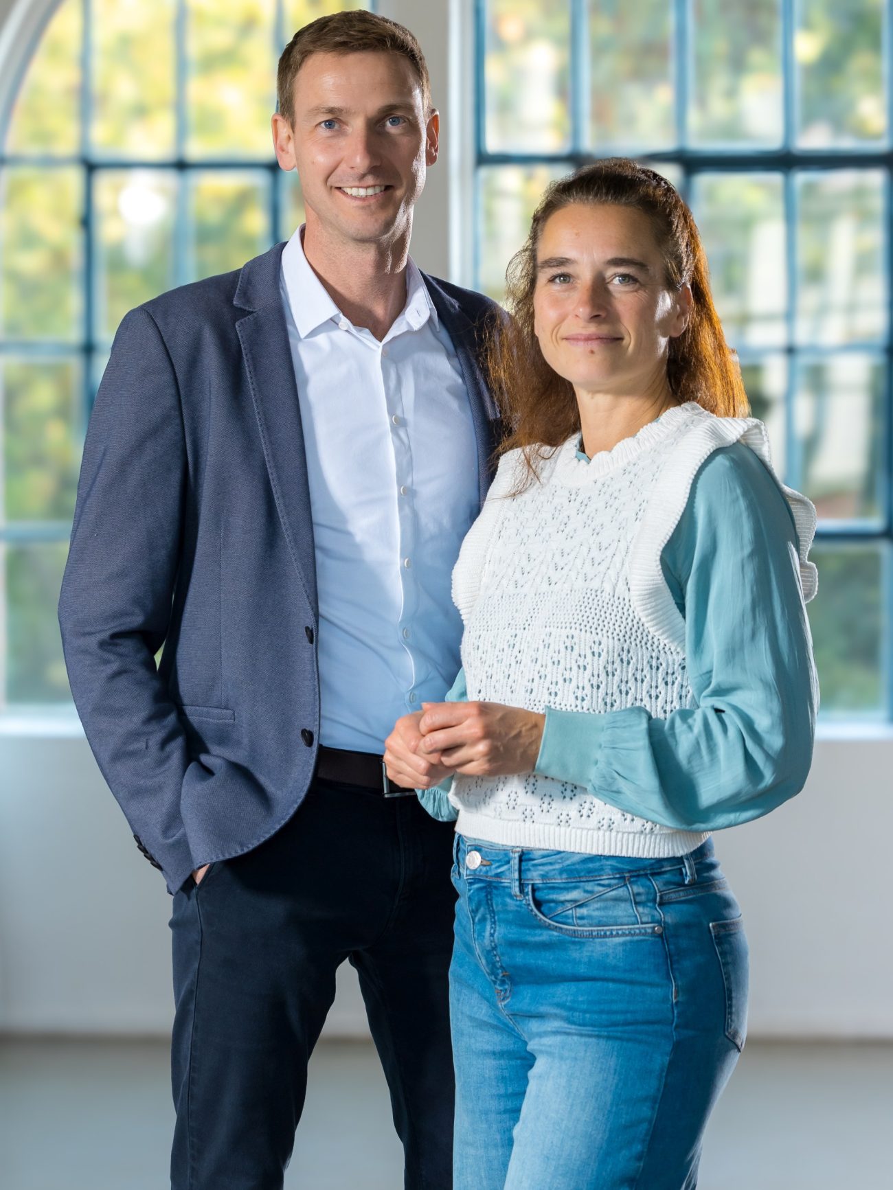 Beatrice Siegel und Matthias Ameis vor einem Sprossenfenster